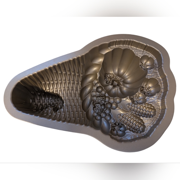 Nordic Ware Cast Aluminum Cornucopia 10 Cup Baking Pan EUC - Picture 2 of 3